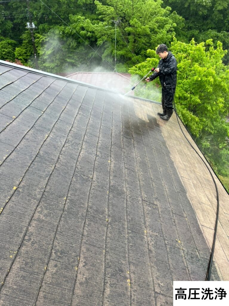 高圧洗浄を行います。<br />
屋根塗装における高圧洗浄作業は、せっかく塗装した塗料がたった数年で剥がれてしまわないように、屋根の表面にある古い塗膜を取り除くために行います。